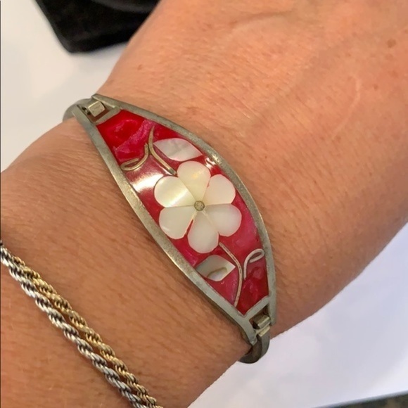 Jewelry - Southwestern cuff style inlaid shell flower